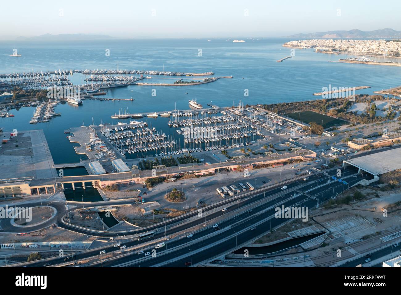 Kallithea Port, Yachts und Poseidon Road Athens at Dawn Stockfoto