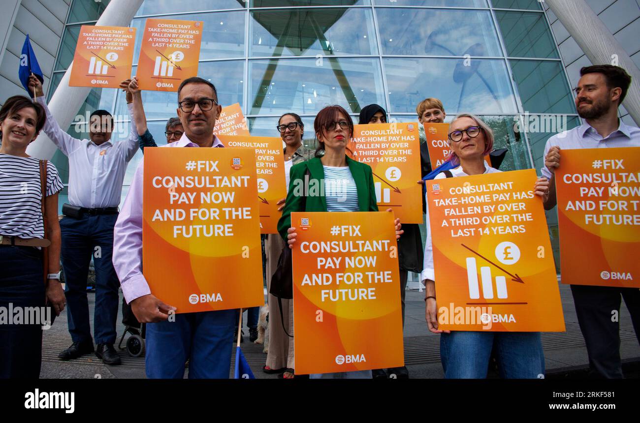 London, Großbritannien. 25. August 2023. Ärzteschlacht am Universitätskrankenhaus. Weitere Streiks sind für September und Oktober geplant. Quelle: Mark Thomas/Alamy Live News Stockfoto