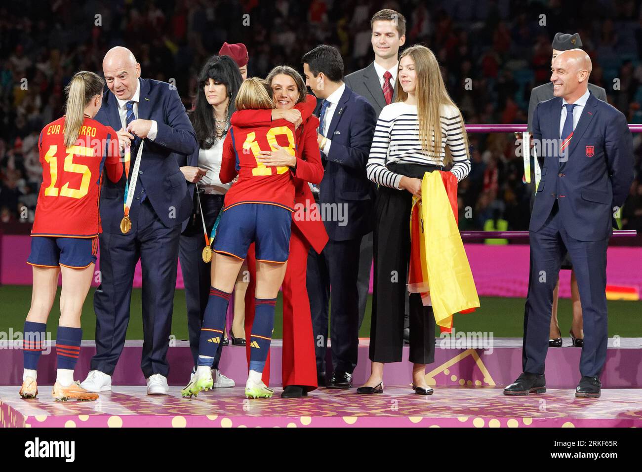 Olga Carmona aus Spanien wird während der Preisverleihung nach der FIFA Frauen-Weltmeisterschaft Australien und Neuseeland 2023 von Königin Letizia aus Spanien umarmt Stockfoto