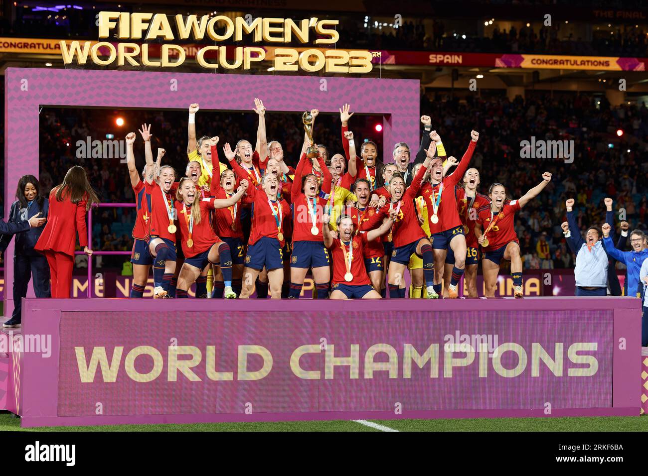 Die spanischen Spieler feiern mit der Trophäe ihren Sieg gegen England nach dem Finale der FIFA Frauen-Weltmeisterschaft Australien und Neuseeland 2023 Stockfoto