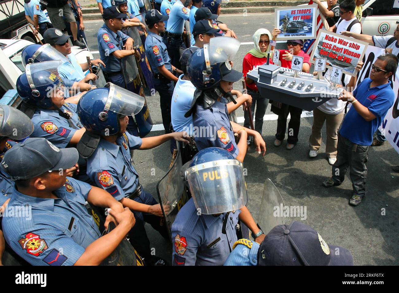 Bildnummer: 55355802 Datum: 17.05.2011 Copyright: imago/Xinhua (110517) -- MANILA, 17. Mai 2011 (Xinhua) -- Aktivisten tragen ein Modell des US-Flugzeugträgers USS Carl Vinson während einer Kundgebung in der Nähe der US-Botschaft in Manila, Philippinen, am 17. Mai 2011. Die Aktivisten protestierten gegen einen 4-tägigen Hafenanruf der USS Carl Vinson, bei dem der Leichnam des Al-Qaida-Anführers Osama bin Laden auf See begraben wurde. (Xinhua/Rouelle Umali) (ypf) PHILIPPINEN-KUNDGEBUNG GEGEN US-FLUGZEUGTRÄGER PUBLICATIONxNOTxINxCHN Gesellschaft Demo Protest kbdig xub 2011 quer premiumd o0 Beisetzung, Beerdigung, Schiff, Militärschiff, Flugzeu Stockfoto