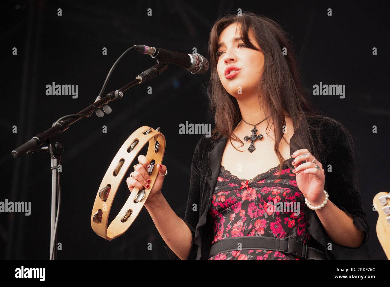 Lia Metcalfe von den Mysterines tritt beim Latitude Festival 2023 auf Stockfoto