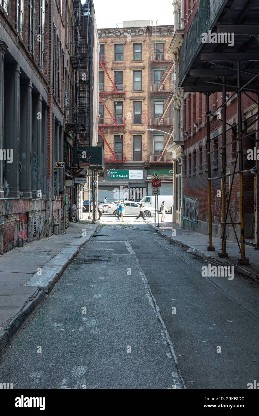 NEW YORK, USA, 5. AUGUST 2023: Unansehnliche New Yorker Straßen in Manhattan Stockfoto