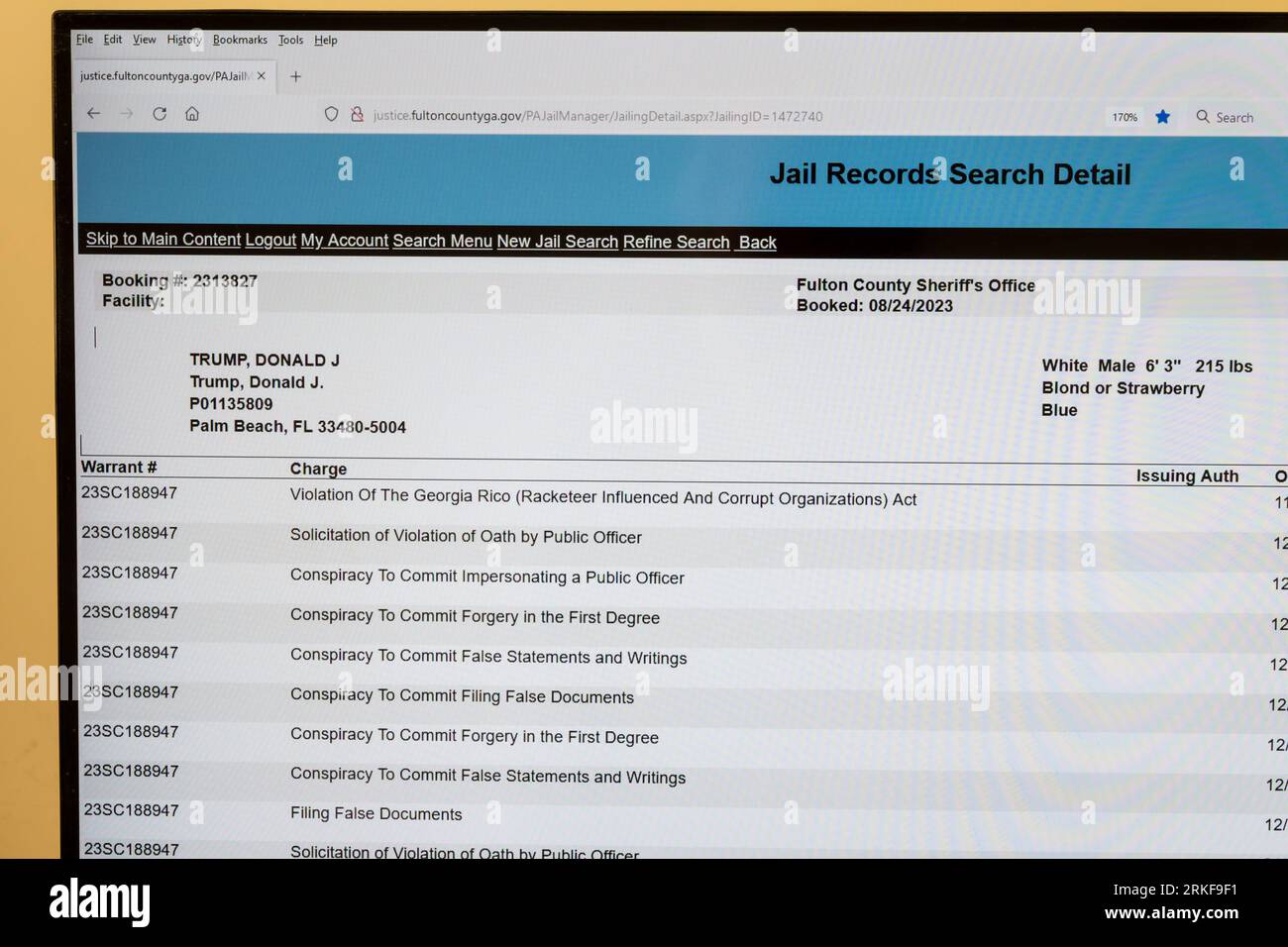 24. August 2023 Haftnotiz von Donald Trump, nachdem er sich im Fulton County Sheriff's Office in Georgia (USA) wegen Verschwörungs- und Verschwörungsvorwürfen nach dem RICO Act (Racketeer-beeinflusste und korrupte Organisationen) ergeben hatte. Stockfoto