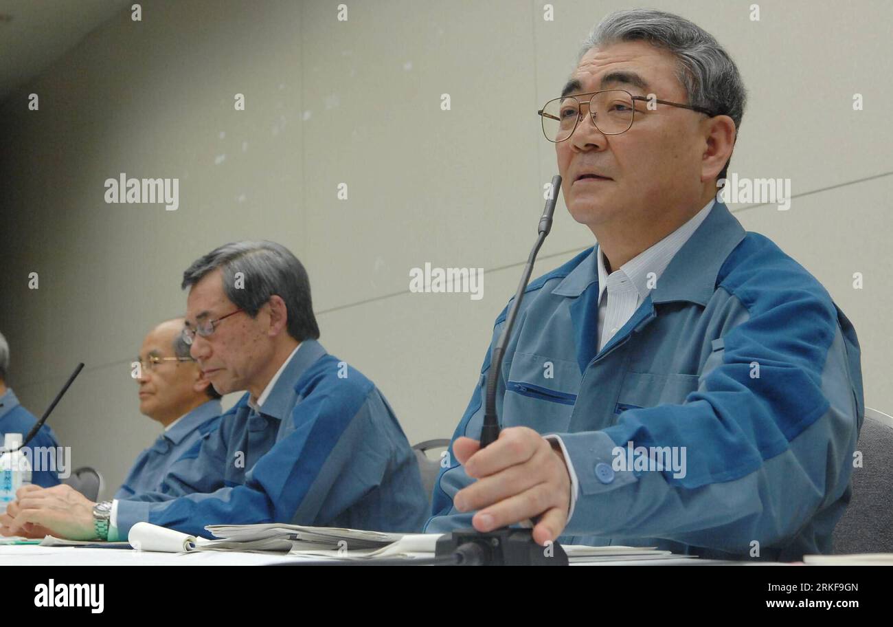 Bildnummer: 55379148 Datum: 20.05.2011 Copyright: imago/Xinhua (110520) -- TOKYO, 20. Mai 2011 (Xinhua) -- Geschäftsführer Toshio Nishizawa (R) von Tokyo Electric Power Co (TEPCO) spricht während einer Pressekonferenz im TEPCO-Hauptsitz in Tokio, 20. Mai 2011. Tokyo Electric Power Co. (TEPCO) sagte am Freitag, dass ihr jährlicher Nettoverlust 1,25 Billionen Yen (15 Milliarden US-Dollar) erreichte und ihr Präsident sagte, dass er zurücktreten werde, um die Schuld an der Nuklearkrise von Fukushima zu übernehmen. Der besorgte Energieversorger sagte, er werde den Geschäftsführer Toshio Nishizawa als Nachfolger von Shimizu ernennen. (Xinhua/Kenichiro Seki) (jl Stockfoto