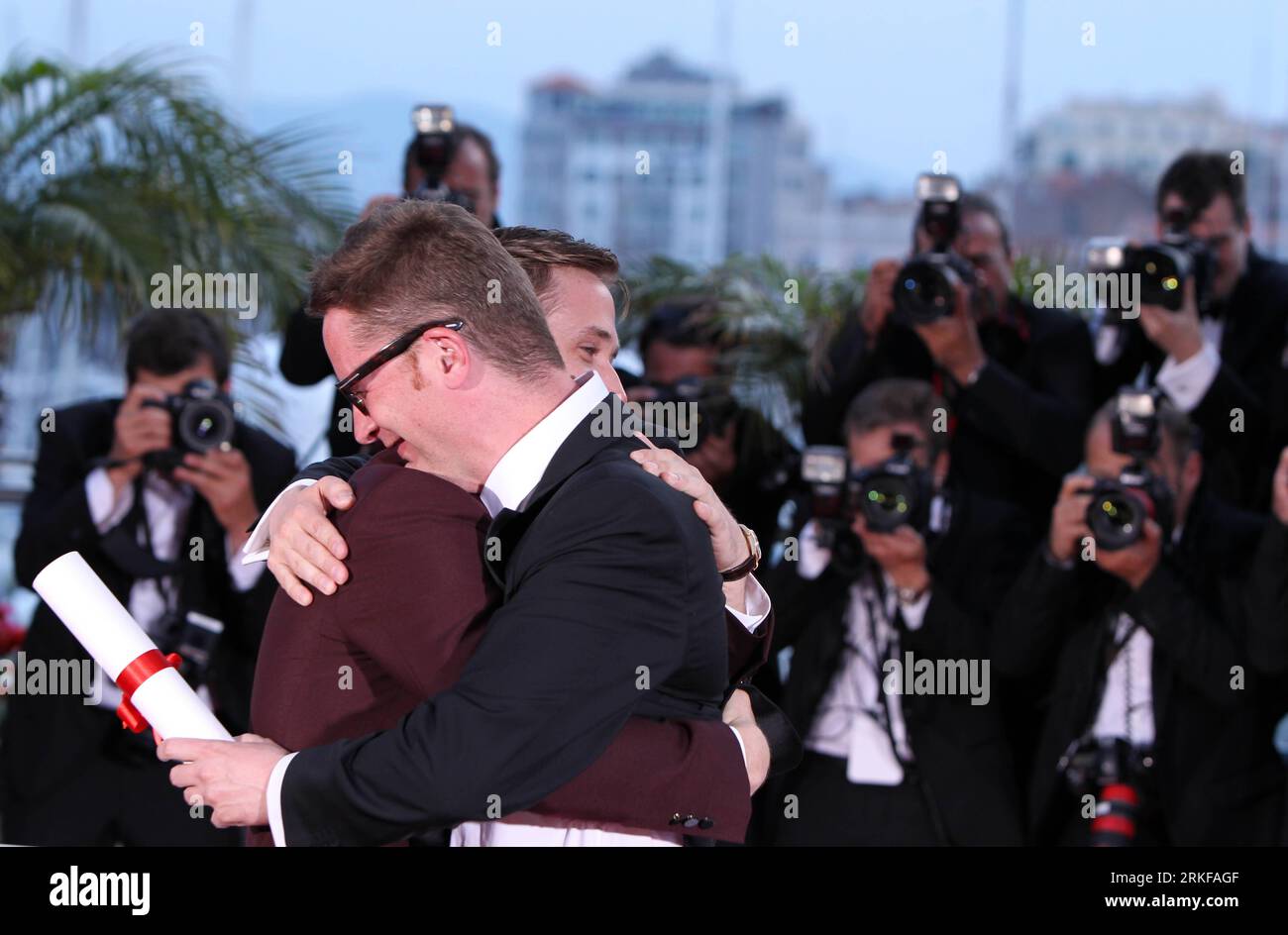 Bildnummer: 55387501  Datum: 22.05.2011  Copyright: imago/Xinhua (110522) -- CANNES, May 22, 2011 (Xinhua) -- Danish director Nicolas Winding Refn (R) receives a hug by actor Ryan Gosling during a photocall after being awarded with the Best Director for his film Drive at the 64th Cannes Film Festival in Cannes, France, on May 22, 2011. The festival ended here on Sunday night. (Xinhua/Gao Jing) (wjd) FRANCE-CANNES-FILM FESTIVAL PUBLICATIONxNOTxINxCHN Kultur Entertainment People Film 64. Internationale Filmfestspiele Cannes Photocall Preisträger kbdig xkg 2011 quer Aufmacher premiumd  o0 Bester Stockfoto