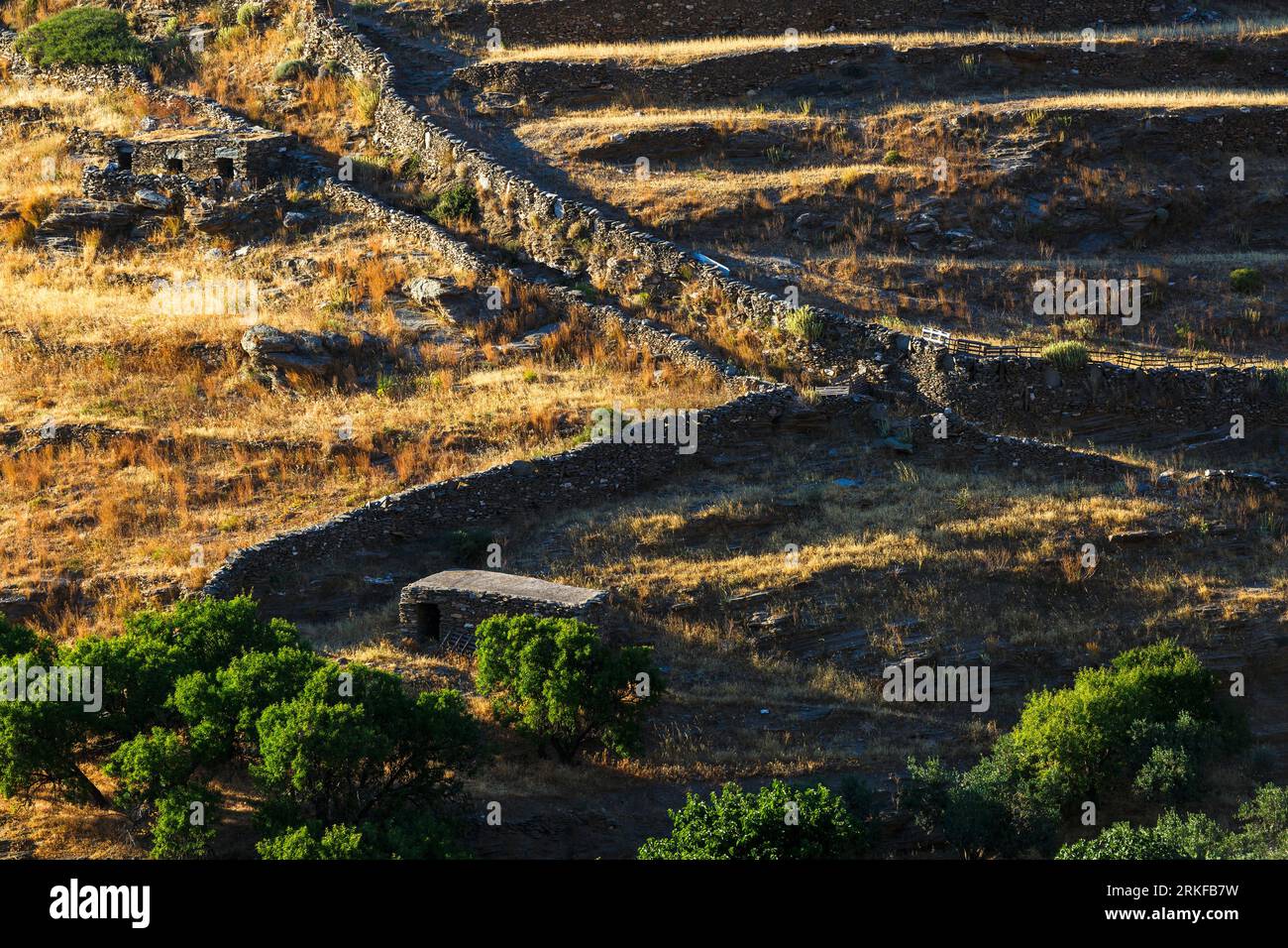 Steinhütten in der alten Felder auf Kythnos Insel. Stockfoto