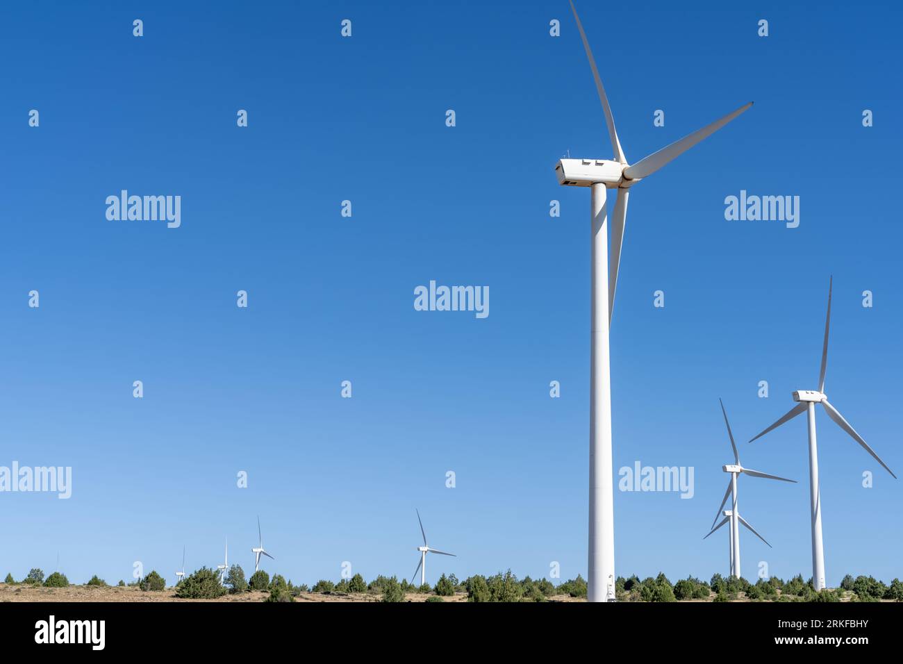 Windenergieanlagen aus erneuerbaren Energien Stromerzeugung in Maranchon, Guadalajara Stockfoto