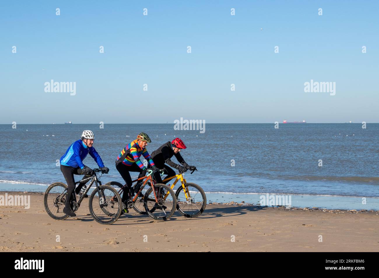 Radfahrer am Strand Stockfoto