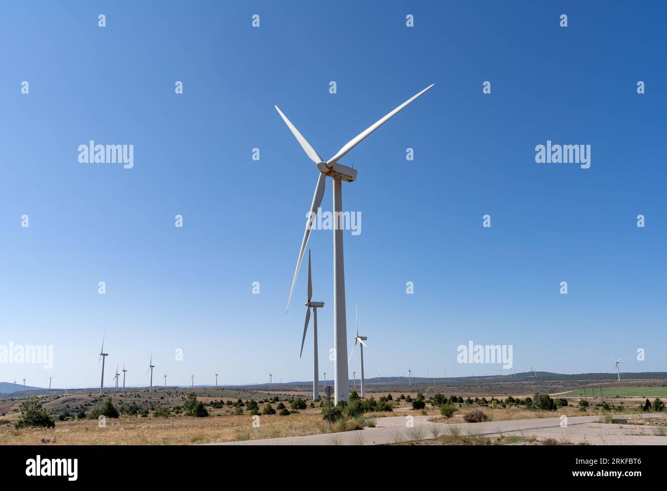 Windenergieanlagen aus erneuerbaren Energien Stromerzeugung in Maranchon, Guadalajara Stockfoto