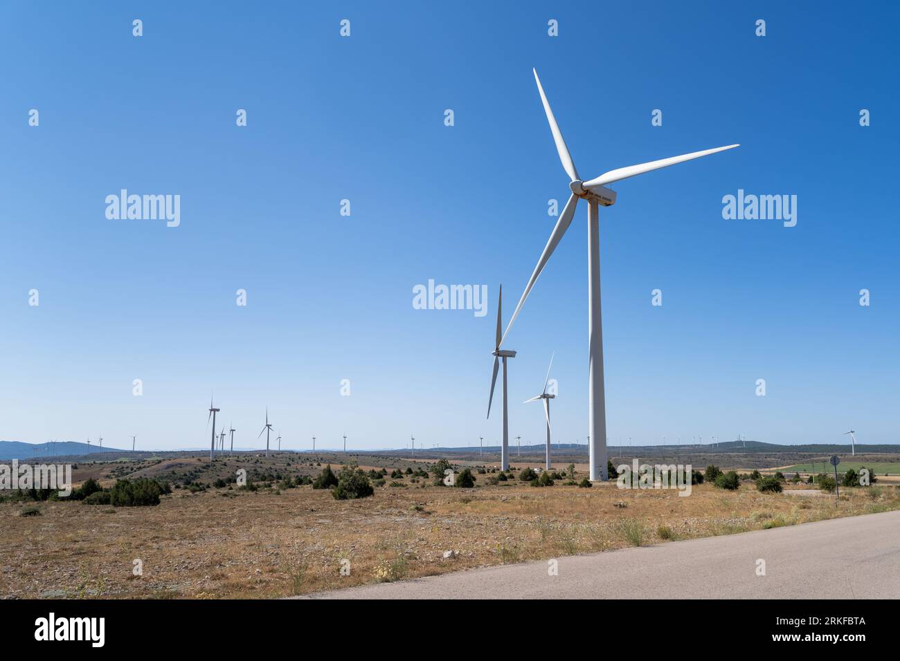 Windenergieanlagen aus erneuerbaren Energien Stromerzeugung in Maranchon, Guadalajara Stockfoto