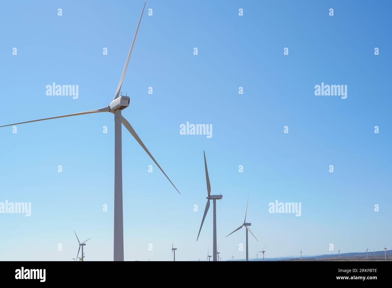 Windenergieanlagen aus erneuerbaren Energien Stromerzeugung in Maranchon, Guadalajara Stockfoto