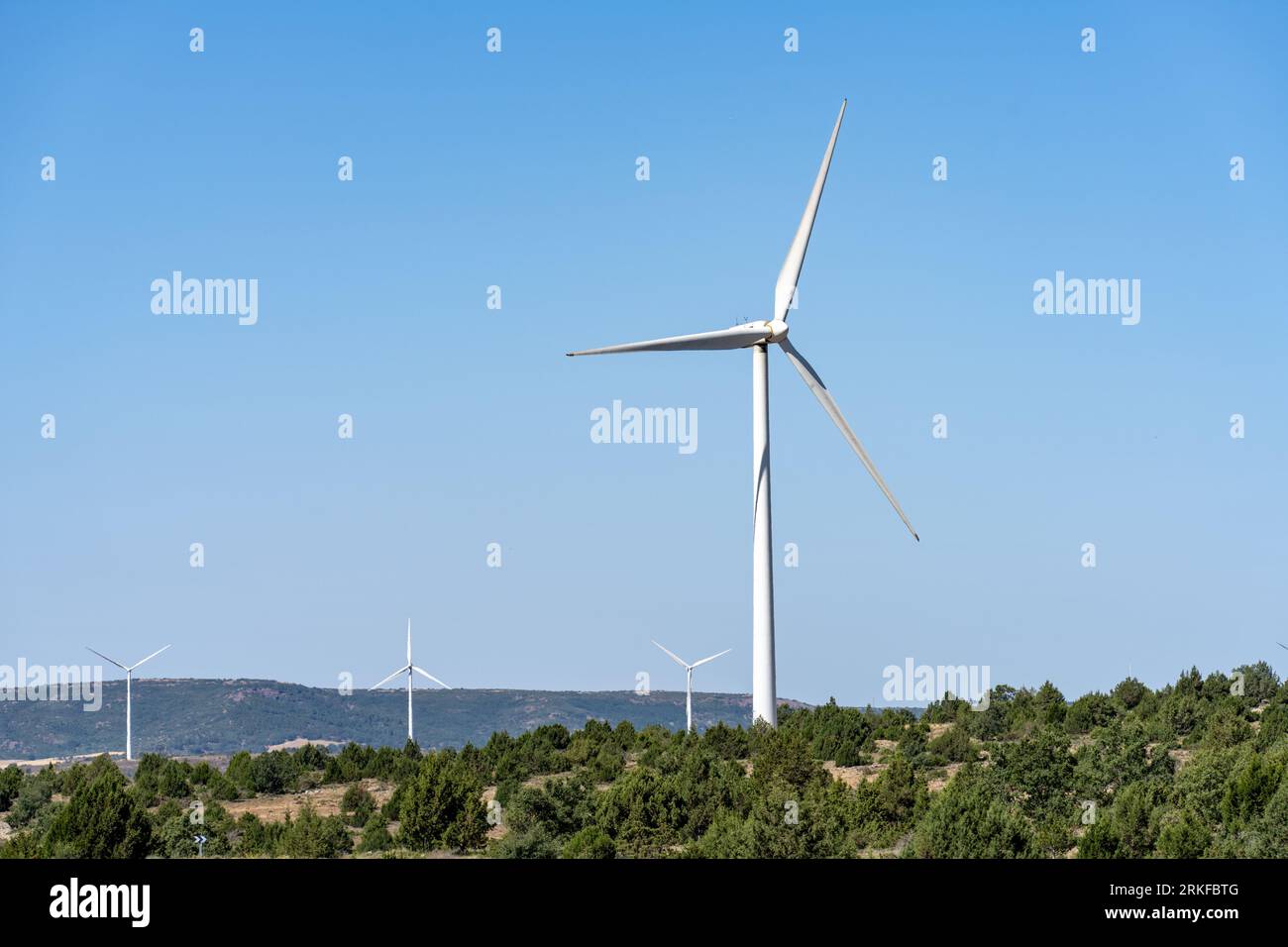 Windenergieanlagen aus erneuerbaren Energien Stromerzeugung in Maranchon, Guadalajara Stockfoto