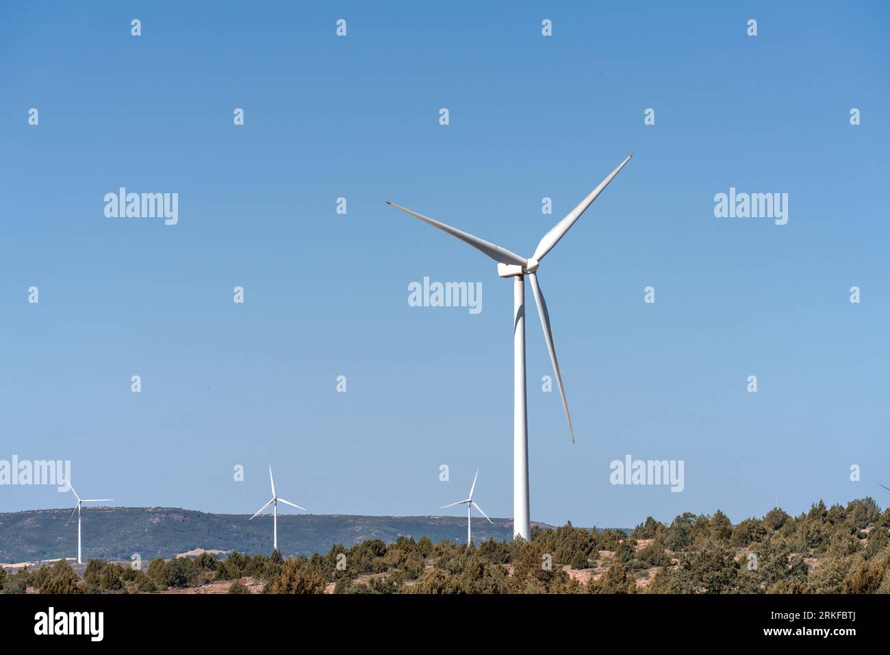 Windenergieanlagen aus erneuerbaren Energien Stromerzeugung in Maranchon, Guadalajara Stockfoto
