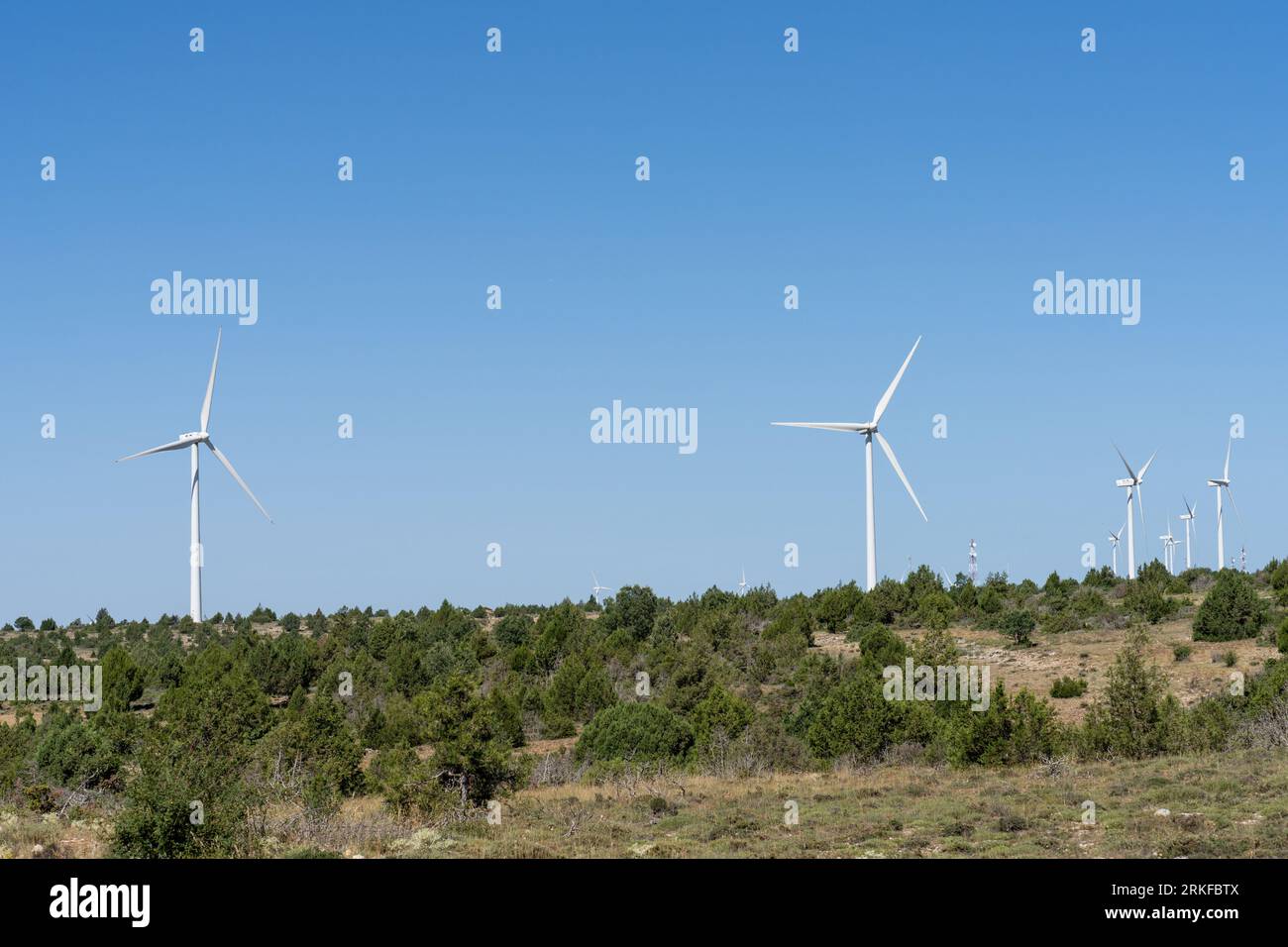 Windenergieanlagen aus erneuerbaren Energien Stromerzeugung in Maranchon, Guadalajara Stockfoto