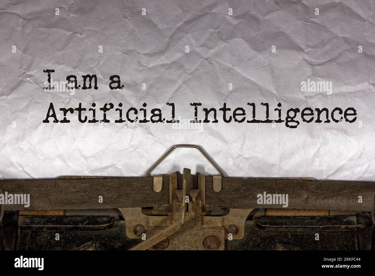 Textnachricht – Ich bin eine künstliche Intelligenz. Geschrieben mit einer Vintage-Schreibmaschine. Antike Technologie kombiniert mit Ai-Technologie, Verbindung zu Chatgpt, Chat W Stockfoto