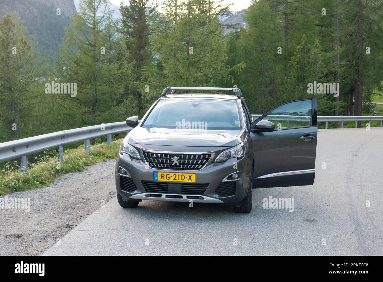 Peugeot 3008 auf der Schweizer Straße Stockfoto