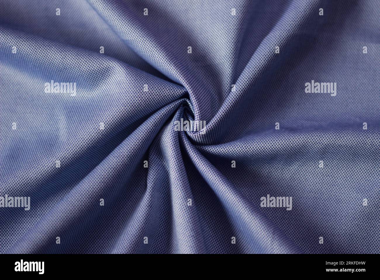 Eine Nahaufnahme eines zerknitterten, glatten, blauen Stoffes Stockfoto