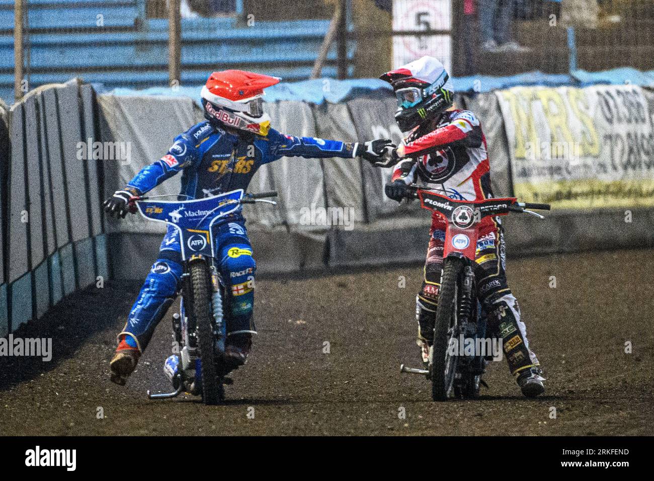 Dan Bewley (weiß) gratuliert Robert Lambert (Rot) nach einer hart umkämpften Hitze während des Sports Insure Premiership Matches zwischen King's Lynn Stars und Belle Vue Aces in der Adrian Flux Arena, King's Lynn am Donnerstag, den 24. August 2023. (Foto: Ian Charles | MI News) Credit: MI News & Sport /Alamy Live News Stockfoto