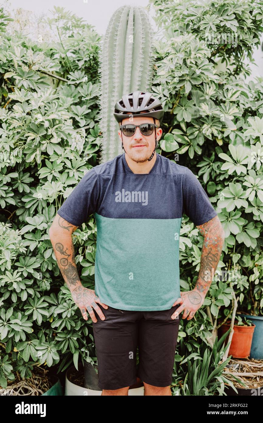 Porträt eines Radfahrers vor einer Abenteuerroute auf Teneriffa Stockfoto
