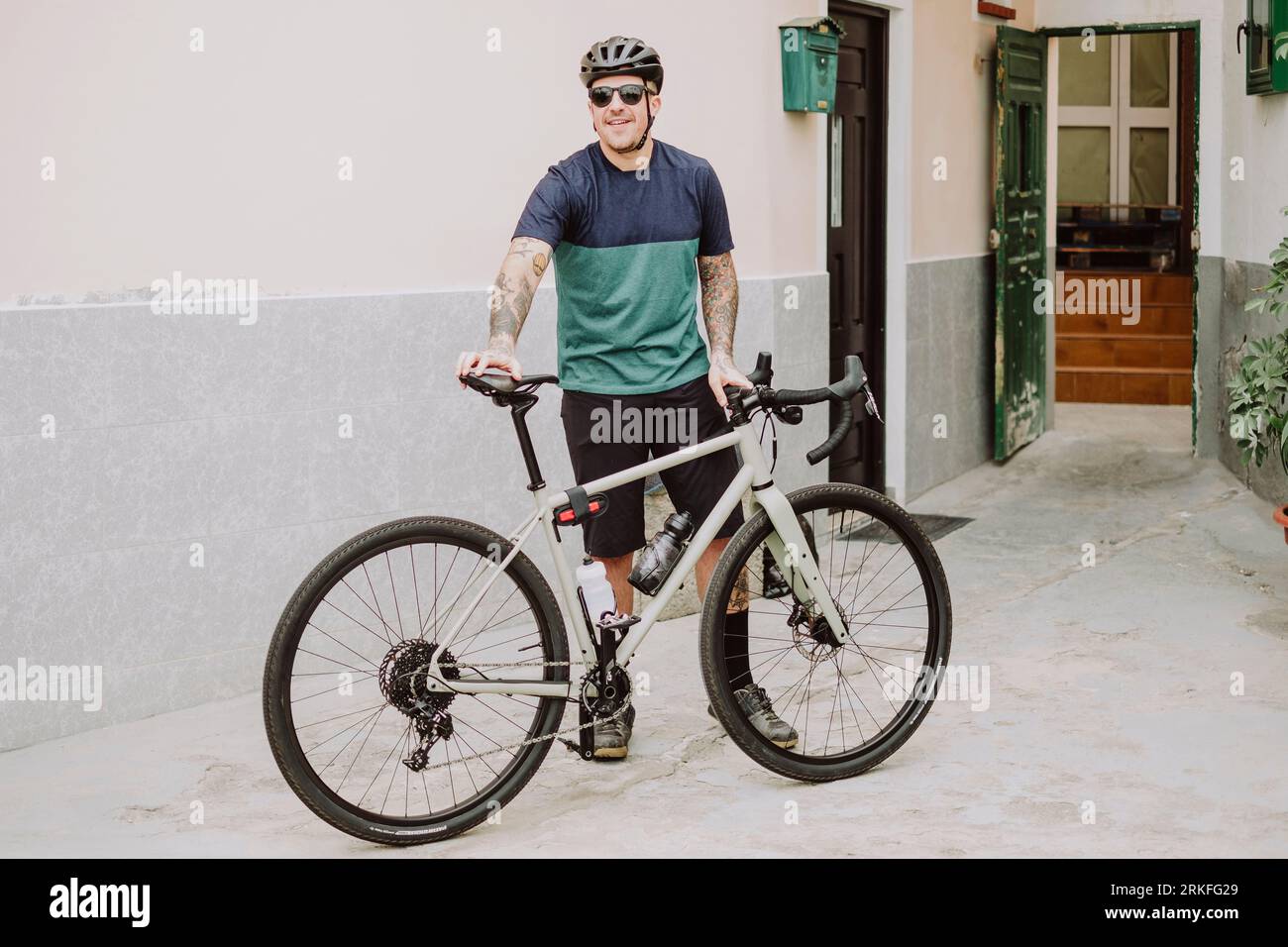Ein Mann und sein Fahrrad vor einer Abenteuerroute auf Teneriffa Stockfoto