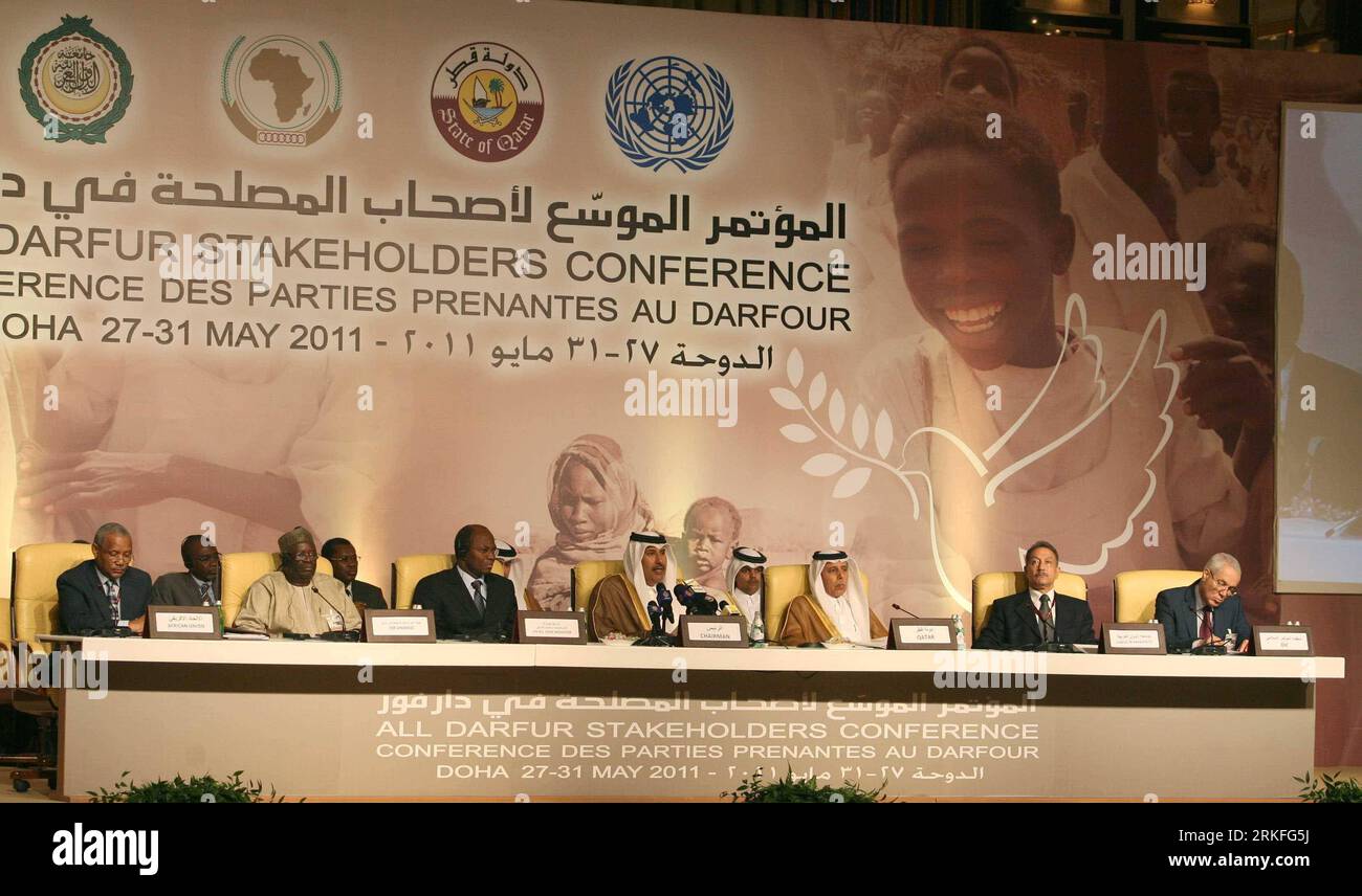 Bildnummer: 55417367 Datum: 31.05.2011 Copyright: imago/Xinhua (110531) -- DOHA, 31. Mai 2011 (Xinhua) -- gemeinsamer Sonderbeauftragter der UNAMID (JSR) Ibrahim Gambari (2. L), Chefvermittler der Vereinten Nationen und der Afrikanischen Union für Darfur Djibril Bassole (3. L), der Premierminister und Außenminister Katars, Scheich Hamad bin Jassim bin Jabor al Thani (4. L) und der katarische Staatsminister für auswärtige Angelegenheiten, Ahmad bin Abdullah al-Mahmoud (5. L), nehmen am 31. Mai 2011 am Abschluss der All Darfur Stakeholder Conference in Doha, der Hauptstadt Katars, Teil. (Xinhua/Maneesh Bakshi)(msq) KATAR- Stockfoto