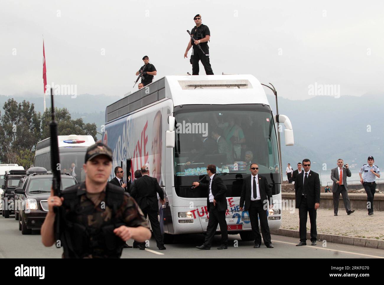 Bildnummer: 55417315 Datum: 31.05.2011 Copyright: imago/Xinhua (110531) -- HOPE (TÜRKEI), 31. Mai 2011 (Xinhua) -- Sicherheitspersonal schützt das Auto des türkischen Premierministers Tayyip Erdogan während der Unruhen in der Stadt Hopa, Türkei, 31. Mai 2011. Ein Mann starb an einem Herzinfarkt und ein Sicherheitsbeamter wurde bei Straßenunruhen schwer verletzt, als Erdogan sich auf eine Wahlkampagne im Norden des Landes am Dienstag vorbereitete, sagten Medienberichte. (Xinhua/Anadolu) (wjd) TÜRKEI-WAHLKAMPFUNRUHEN PUBLICATIONxNOTxINxCHN Politik Wahl Parlamentswahl Türkei Unruh Randale kbdig xng 2011 quer premi Stockfoto