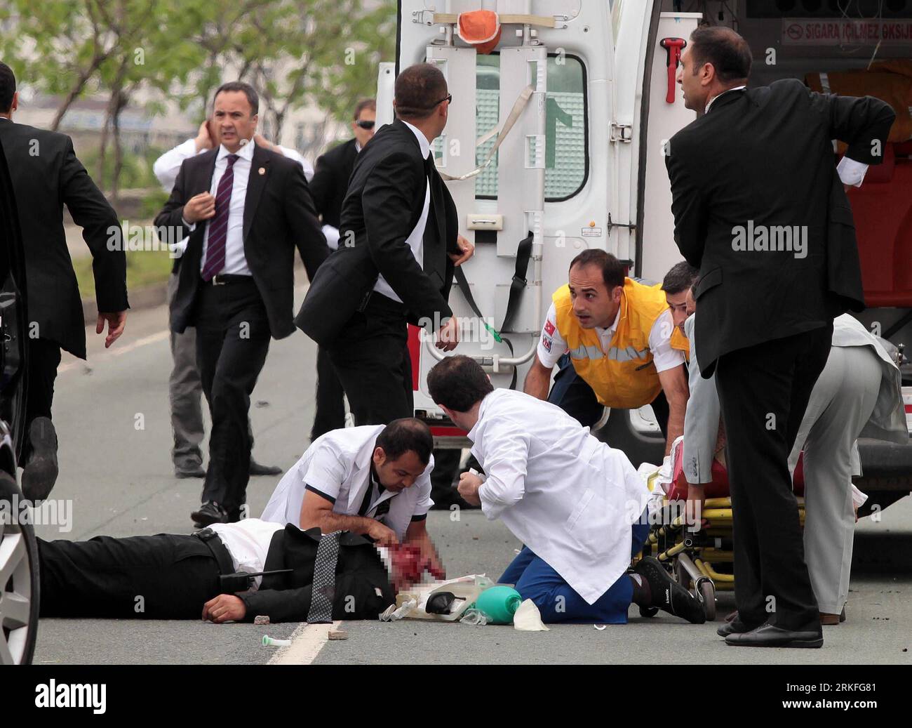 Bildnummer: 55417314 Datum: 31.05.2011 Copyright: imago/Xinhua (110531) -- HOPE (TÜRKEI), 31. Mai 2011 (Xinhua) -- medizinisches Personal leistet erste Hilfe für einen Verletzten während der Unruhen in der Stadt Hopa, Türkei, 31. Mai 2011. Ein Mann starb an einem Herzinfarkt und ein Sicherheitsbeamter wurde bei Straßenunruhen schwer verletzt, als sich der türkische Premierminister Tayyip Erdogan auf eine Wahlkampagne im Norden des Landes am Dienstag vorbereitete, sagten Medienberichte. (Xinhua/Anadolu) (wjd) TÜRKEI-WAHLKAMPFUNRUHEN PUBLICATIONxNOTxINxCHN Politik Wahl Parlamentswahl Türkei Unruhen Randale kbdig xng 2011 que Stockfoto