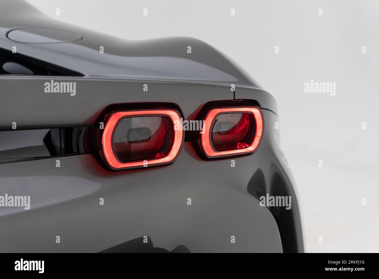 Rechte Rücklichter eines Ferrari SF90 Supercar auf weißem Hintergrund Stockfoto