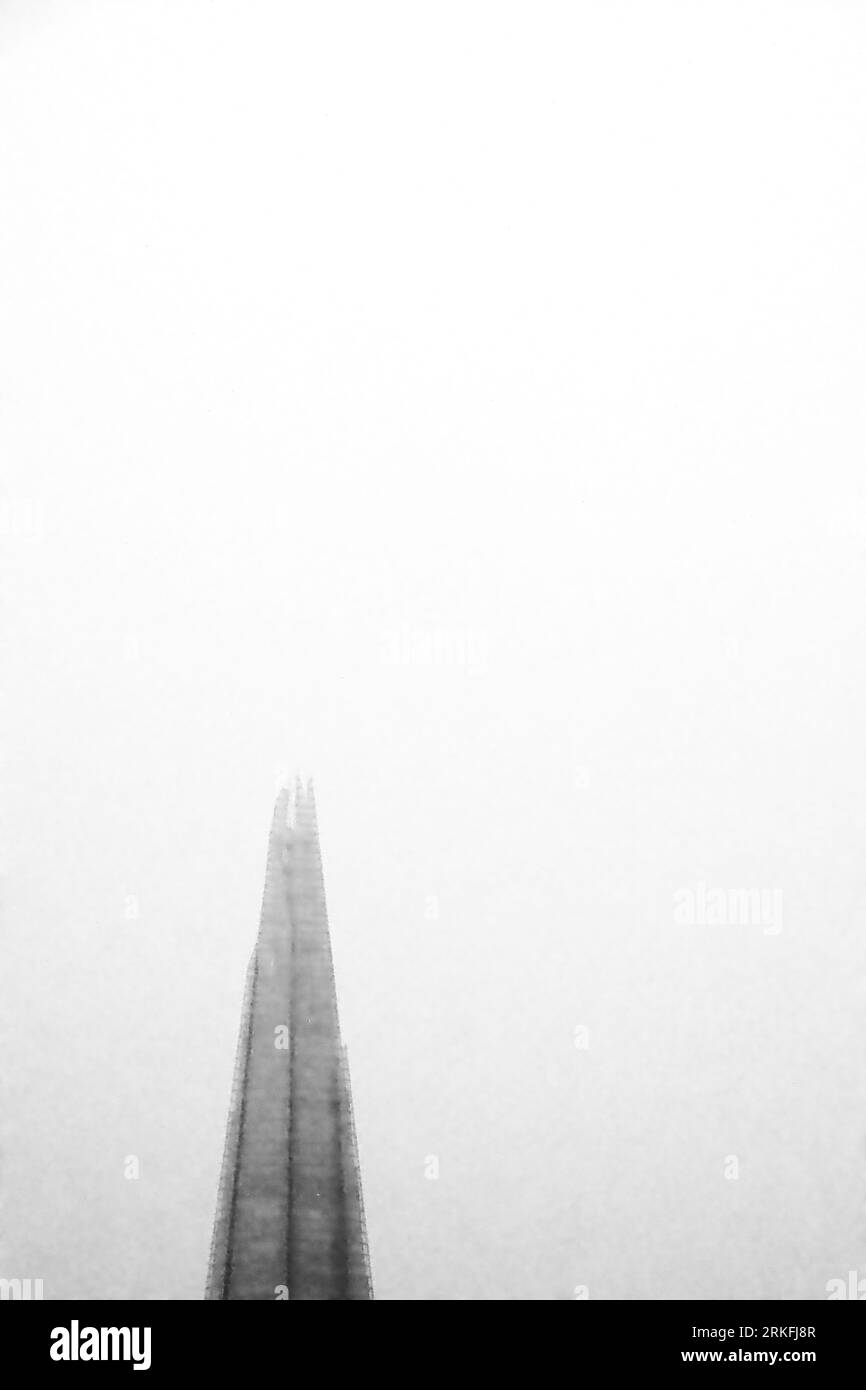 Misty London Bridge Skyline Shard schwarz-weiß Stockfoto