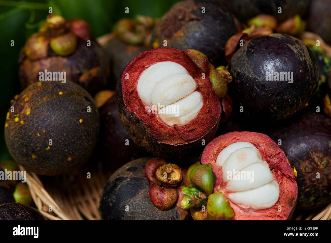 Nahaufnahme reifer Mangostan im Korb Stockfoto