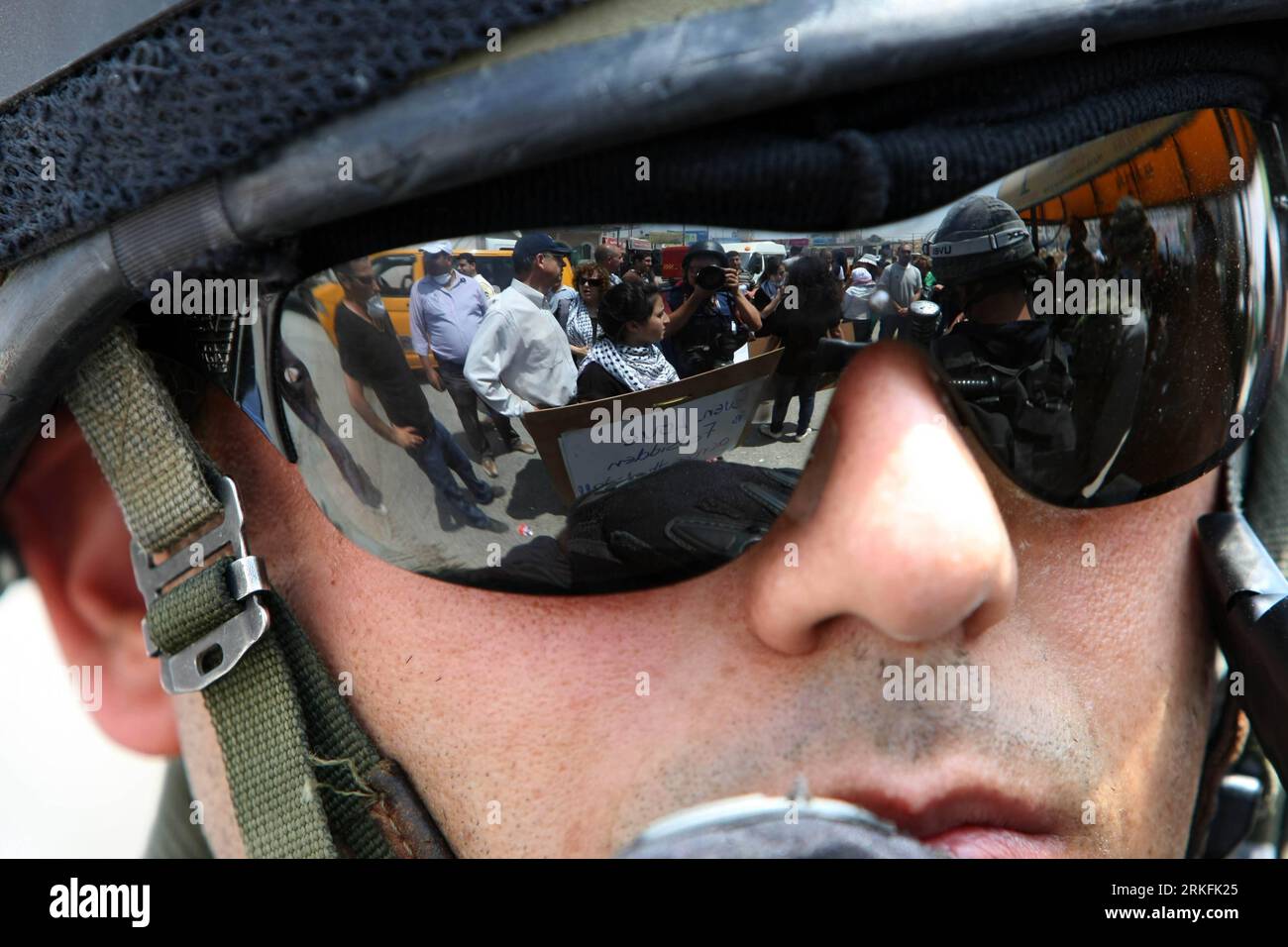 Bildnummer: 55429826 Datum: 05.06.2011 Copyright: imago/Xinhua (110605) -- RAMALLAH, 5. Juni 2011 (Xinhua) -- ein israelischer Soldat wacht während einer Demonstration in der Nähe des Qalandya-Checkpoints zwischen Ramallah und Jerusalem, 5. Juni 2011. Etwa 40 Palästinenser wurden am Sonntag während der Zusammenstöße zwischen israelischen Streitkräften und Palästinensern zum Jahrestag des x1967x-Krieges im Nahen Osten verletzt, sagten Zeugen. (Xinhua/Chen Xu) (lyi) WEST BANK-RAMALLAH-CLASHES PUBLICATIONxNOTxINxCHN Gesellschaft Ausschreitungen xsk 2011 quer o0 Nahostkonflikt Militär Sonnenbrille Soldat Spiegelung Westjordanland Jahr Stockfoto