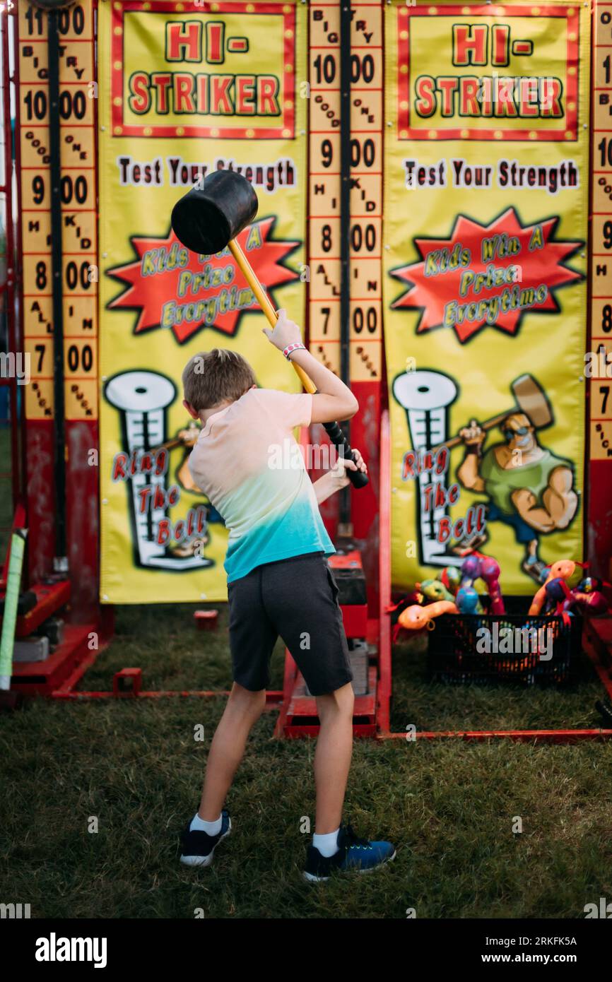 Junge, der auf der County Fair ein Karnevalsspiel spielt Stockfoto