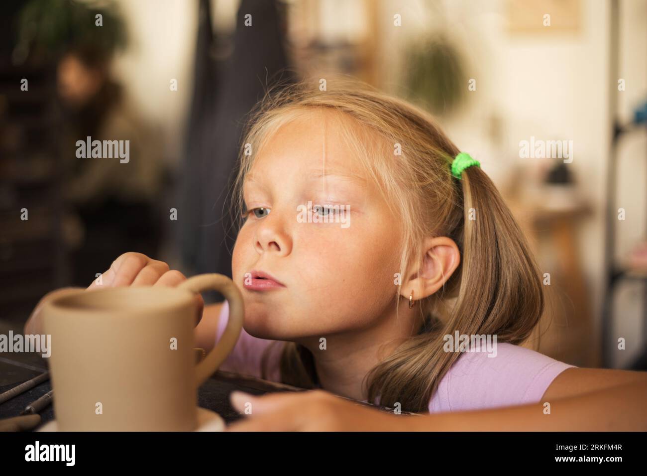 Porträt eines mit Keramik arbeitenden Mädchens in der modernen Töpferei wor Stockfoto