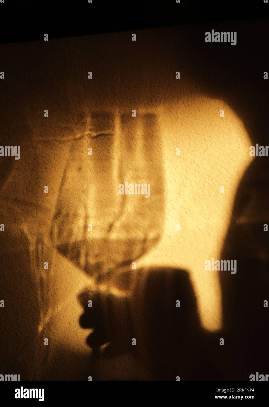 Glas Weinglas als Hintergrund mit Schatten Stockfoto