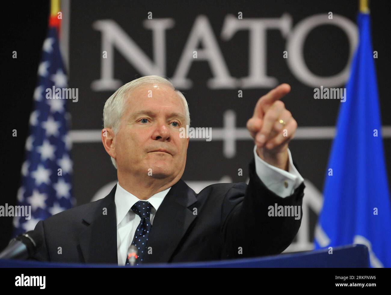 Bildnummer: 55444652 Datum: 09.06.2011 Copyright: imago/Xinhua (110609) -- BRÜSSEL, 9. Juni 2011 (Xinhua) -- US-Verteidigungsminister Robert Gates nimmt an einer Pressekonferenz nach dem NATO-Verteidigungsministertreffen in Brüssel Teil, das am 9. Juni 2011 als belgische Gefangenschaft geführt wurde. Gates sagte, die US- und NATO-Truppen sollten nicht eilig aus Afghanistan austreten. Die Vereinigten Staaten sollen ab Juli ihre 100.000 Soldaten reduzieren. (Xinhua/Wu Wei) (jl) BELGUIM-BRUSSELS-US-GATES PUBLICATIONxNOTxINxCHN People Politik xcb x0x 2011 quer premiumd Bildnummer 55444652 Datum 09 06 2011 Copyright Imago XINHUA Brüssel 9. Juni 2011 XI Stockfoto