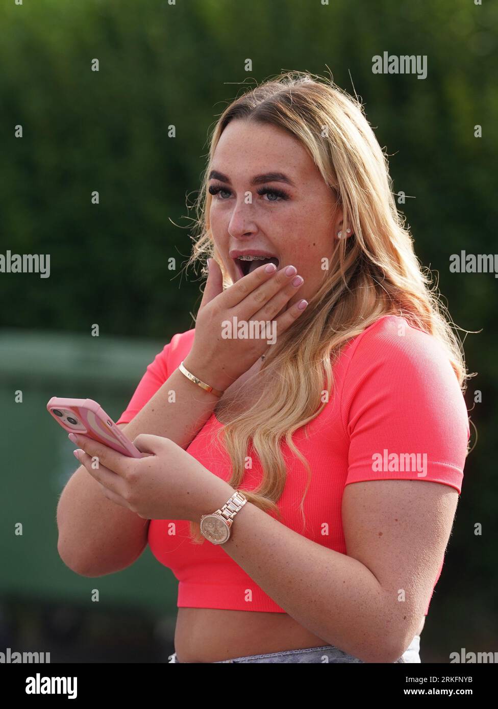 Jodie McCarthy, eine Schülerin an der Donahies Community School in Dublin, reagiert, nachdem sie ihre Prüfungsergebnisse online überprüft hat. Stockfoto