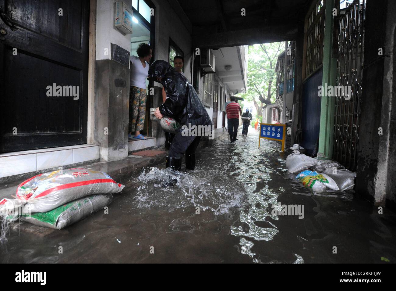 Bildnummer: 55455453 Datum: 14.06.2011 Copyright: imago/Xinhua (110614) -- HANGZHOU, 14. Juni 2011 (Xinhua) -- Gemeindearbeiter helfen den Bewohnern, Sandsäcke zu stapeln, um den Wassereinschlag in Hangzhou, der Hauptstadt der ostchinesischen Provinz Zhejiang, am 14. Juni 2011 zu verhindern. Die erste gelbe Regenwarnung wird hier am Dienstag in Erwartung eines Regens ausgegeben, der 50 mm oder die meisten 70-100 mm Niederschlag innerhalb von 24 Stunden bringt. (Xinhua/Xu Yu) (lfj) CHINA-HANGZHOU-YELLOW RAINSTROM WARNING (CN) PUBLICATIONxNOTxINxCHN Gesellschaft Wetter Regen xcb x0x 2011 quer Bildnummer 55455453 Datum 14 06 2011 Copyright Imago XI Stockfoto