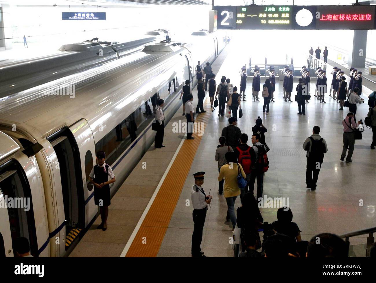 Bildnummer: 55463531 Datum: 16.06.2011 Copyright: imago/Xinhua (110616) -- SHANGHAI, 16. Juni 2011 (Xinhua) -- der CRH380A-Zug, der auf der Hochgeschwindigkeitsbahn Peking-Shanghai verbindet, dockt am Hongqiao-Bahnhof in Shanghai an, bevor er am 16. Juni 2011 in die Probefahrt geht. Der Hochgeschwindigkeitszug, der Peking, die Hauptstadt Chinas, mit Shanghai, der ostchinesischen Gemeinde, verbindet, wird offiziell Ende Juni beginnen. (Xinhua/Chen Fei) (xzj) CHINA-HIGH SPEED RAILWAY-EXPERIENCE (CN) PUBLICATIONxNOTxINxCHN Gesellschaft Fotostory Verkehr Bahn Hochgeschwindigkeitszug xub 2011 que Stockfoto