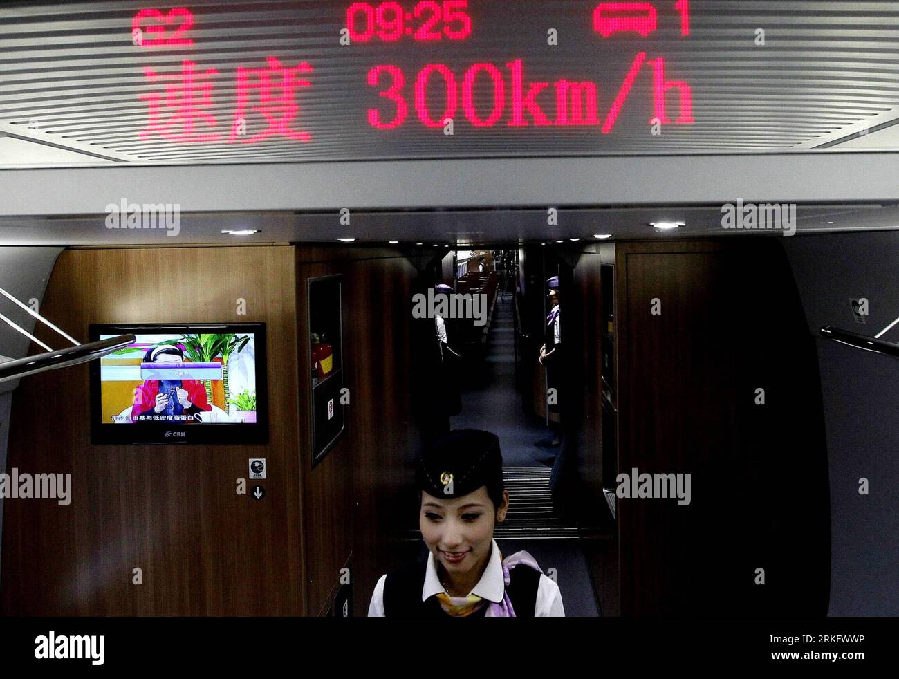 Bildnummer: 55463539 Datum: 16.06.2011 Copyright: imago/Xinhua (110616) -- SHANGHAI, 16. Juni 2011 (Xinhua) -- das LED-Display zeigt die Geschwindigkeit des CRH380A-Zuglaufs auf der Hochgeschwindigkeitsbahn, die Peking mit Shanghai verbindet, während der Probefahrt am 16. Juni 2011 an. Der Hochgeschwindigkeitszug, der Peking, die Hauptstadt Chinas, mit Shanghai, der ostchinesischen Gemeinde, verbindet, wird offiziell Ende Juni beginnen. (Xinhua/Chen Fei) (xzj) CHINA-HIGH SPEED RAILWAY-EXPERIENCE (CN) PUBLICATIONxNOTxINxCHN Gesellschaft Fotostory Verkehr Bahn Hochgeschwindigkeitszug xub 2011 quer premiumd o0 Zug, Stockfoto