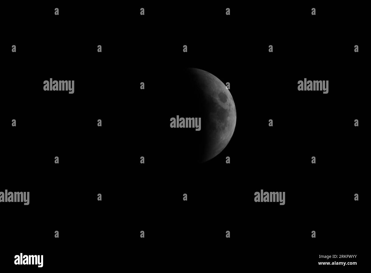 Bildnummer: 55463548 Datum: 16.06.2011 Copyright: imago/Xinhua (110616) -- NEU DELHI, 16. Juni 2011 (Xinhua) -- Ein Teil des Mondes kreuzt in den Schatten der Erde, der in den Wolken in Neu-Delhi, der Hauptstadt von Inida, am 16. Juni 2011 zu sehen ist. Die totale Mondfinsternis ist in einigen Teilen der Welt sichtbar. (Xinhua/Li Yigang) (lr) INDIA-NEW DELHI-LUNAR-ECLIPSE PUBLICATIONxNOTxINxCHN Gesellschaft Natur Mondfinsternis Mond Finsternis Naturphänomen x0x xub 2011 quer Bildnummer 55463548 Datum 16 06 2011 Copyright Imago XINHUA New Delhi 16. Juni 2011 XINHUA ein Teil des Mondes überquert die EA Stockfoto