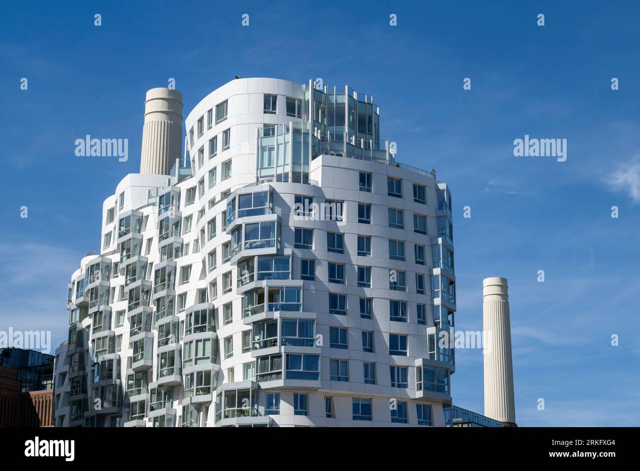 Prospektplatz mit den Schornsteinen des Battersea Kraftwerks im Hintergrund. Der von Gehry Partners entworfene Prospect Place ist Teil eines größeren Red Stockfoto