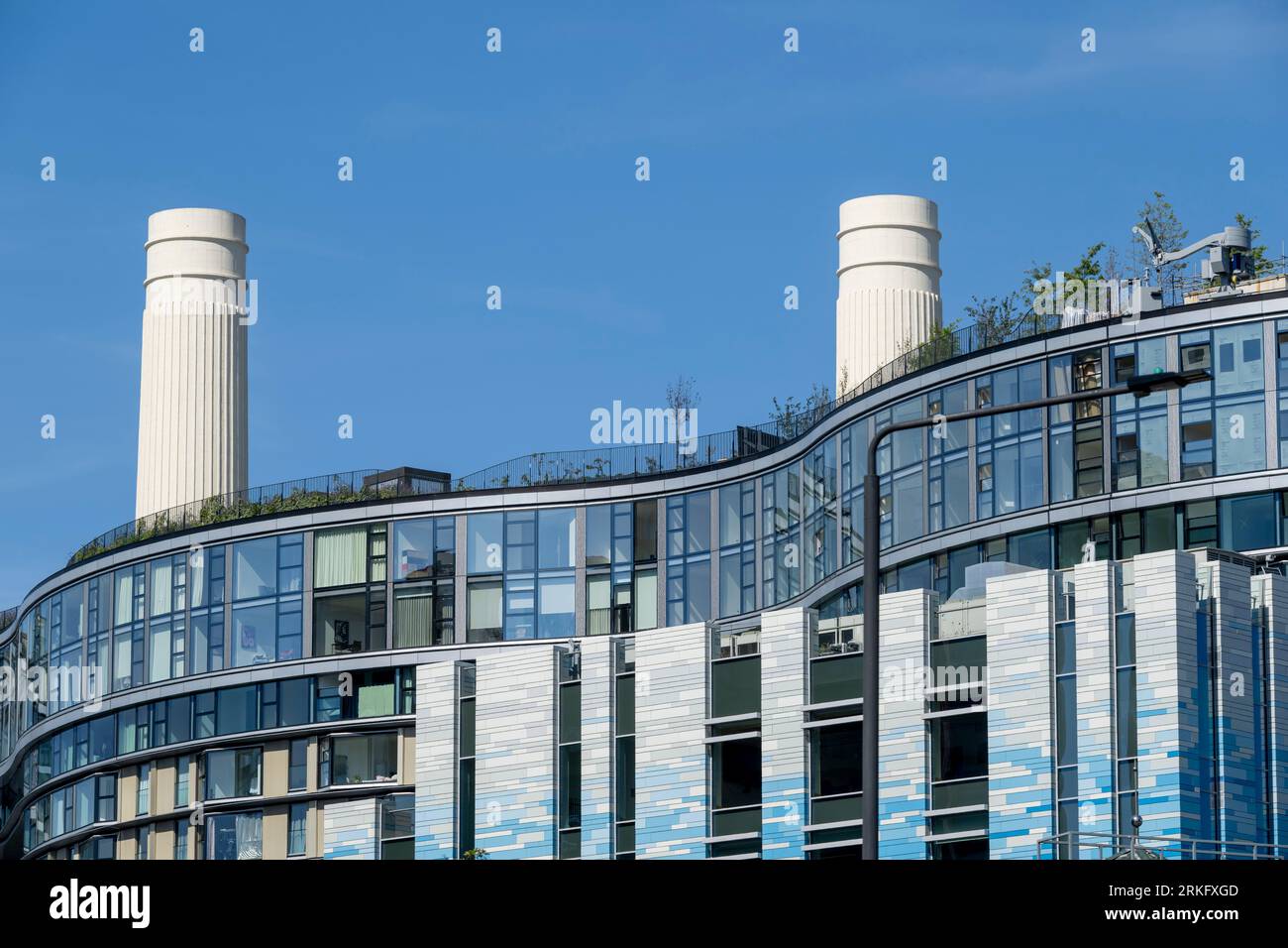 Prospektplatz mit den Schornsteinen des Battersea Kraftwerks im Hintergrund. Der von Gehry Partners entworfene Prospect Place ist Teil eines größeren Red Stockfoto