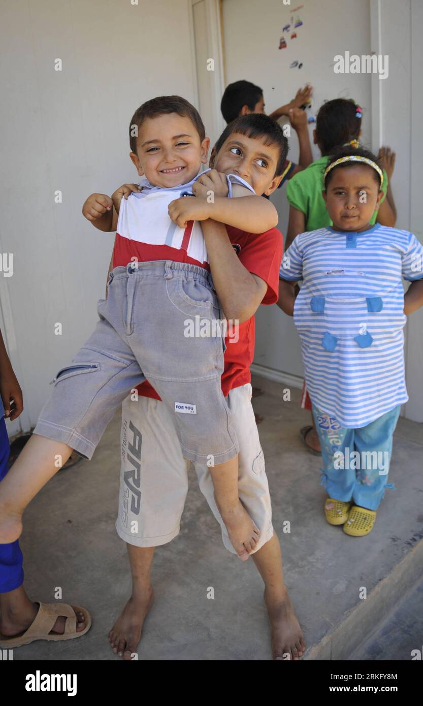 Bildnummer: 55492453 Datum: 18.06.2011 Copyright: imago/Xinhua (110618) -- BENGHAZI, 18. Juni 2011 (Xinhua) -- Kinder spielen im Flüchtlingscamp Red Crescent in Bengasi, Libyen, 18. Juni 2011. Seit seiner Inbetriebnahme am 8. März hat das Lager, bestehend aus vorgefertigten Häusern und 250 Zelten, 20.000 Flüchtlinge aufgenommen, darunter diejenigen aus Ghana, Tschad, Somalia und Nigeria, die einst in Libyen lebten. Die meisten von ihnen sind nach Hause zurückgekehrt. Rund 380 Libyer leben noch im Lager, weil ihre Häuser in der Kampfzone liegen oder in der Schlacht zerstört wurden. (Xinhua/Dai Xuming) (zw) LIBYEN-BENGASI-FLÜCHTLING C Stockfoto