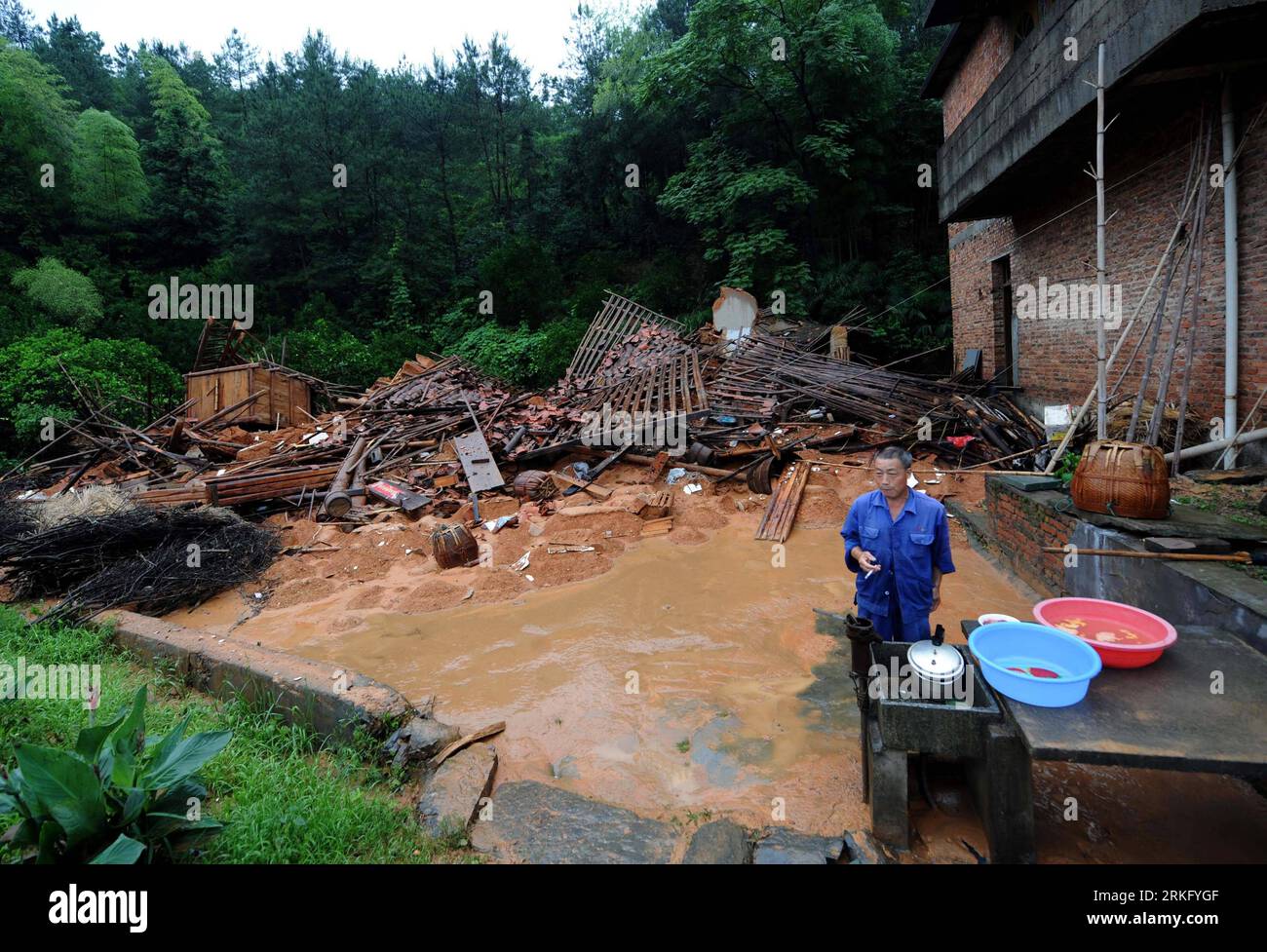 Bildnummer: 55501148 Datum: 19.06.2011 Copyright: imago/Xinhua (110619) -- CHANGSHAN, 19. Juni 2011 (Xinhua) -- Ein Dorfbewohner steht vor seinem Haus, jetzt in Ruinen, im Bezirk Changshan, ostchinesische Provinz Zhejiang, 19. Juni 2011. Eine Bergflut hat 2 Tote und 2 Vermisste in Changshan County am Sonntag nach anhaltenden starken Regenfällen hinterlassen, wobei 21.145 Bewohner verlegt wurden. (Xinhua/Han Chuanhao) (lmm) CHINA-ZHEJIANG-CHANGSHAN-BERGFLUT (CN) PUBLICATIONxNOTxINxCHN Gesellschaft Hochwasser Wetter Regen Überschwemmung Flut xdp x0x 2011 quer Bildnummer 55501148 Datum 19 06 2011 Copyrigh Stockfoto