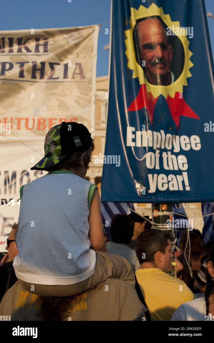 Bildnummer: 55510676 Datum: 19.06.2011 Copyright: imago/Xinhua (110619) -- ATHEN, 19. Juni 2011 (Xinhua) -- ein Junge, der auf der Schulter seines Vaters sitzt, nimmt an einem Protest gegen weitere Sparmaßnahmen Teil, die von der griechischen Regierung geplant wurden, um ihre akute Schuldenkrise im Zentrum von Athen, der Hauptstadt Griechenlands, am 19. Juni 2011 zu bekämpfen. Das Sparpaket mit Ausgabenkürzungen, Steuererhöhungen und Privatisierungsprogrammen sollte laut einer neuen Umfrage, die für eine griechische Zeitung durchgeführt wurde, am 28. Juni verabschiedet werden. (Xinhua/Liu Yongqiu) (wjd) GRIECHENLAND-ATHEN-AUSTERITÄTSMASSNAHMEN-PROTEST PUBLICATIONxNOTxINxCHN Politik Protest Stockfoto