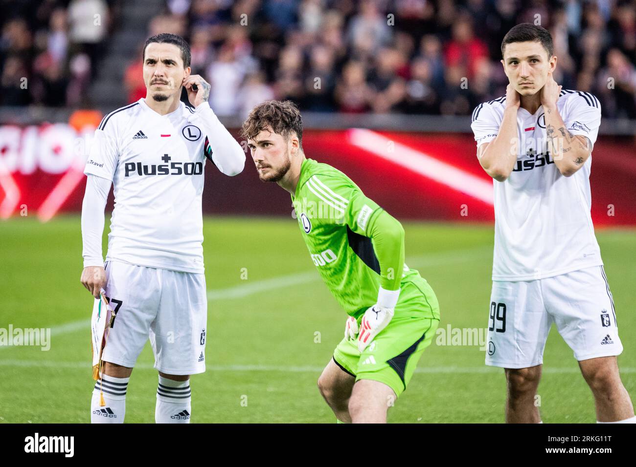 Herning, Dänemark. August 2023. Josue (27), Torhüter Kacper Tobiasz (1) und Bartosz Slisz (99) von Legia Warszawa beim Qualifikationsspiel der UEFA Conference League zwischen dem FC Midtjylland und Legia Warszawa in der MCH Arena in Herning. (Foto: Gonzales Photo/Alamy Live News Stockfoto