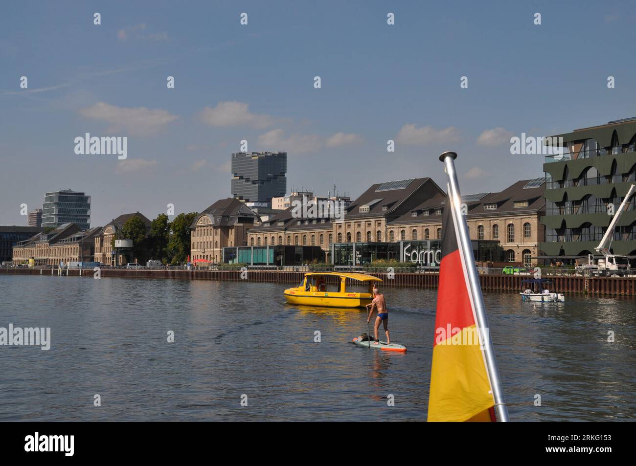Berlin, Deutschland. August 2023. Ansicht eines elektrisch betriebenen Solarschiffs der Deutschen Post DHL auf der Spree, Berlin, 24. August 2023. Die Deutsche Post DHL Group wird den Pakettransport auf dem Wasserweg in Berlin weiter ausbauen. Kredit: Zapotocky Ales/CTK Photo/Alamy Live News Stockfoto