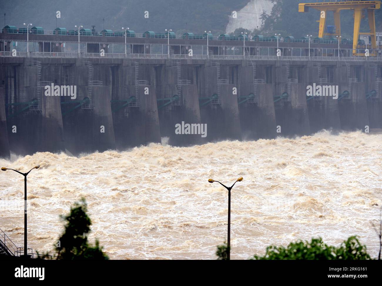 Bildnummer: 55530171 Datum: 21.06.2011 Copyright: imago/Xinhua (110621) -- TONGLU, 21. Juni 2011 (Xinhua) -- aus der Schleuse des Fuchun River Reservior in Tonglu, ostchinesische Provinz Zhejiang, 21. Juni 2011. Flussabwärts gelegen, begann das Fuchun River Reservior um 12:00 Uhr mit der Wasserableitung, nachdem das Xin an River Reservior drei Schleusentore öffnete, um seinen Wasserstand am frühen Dienstagmorgen zu senken. (Xinhua/Xu Yu) (ljh) CHINA-ZHEJIANG-FUCHUN RIVER RESERVOIR-WATER DISCHARGE (CN) PUBLICATIONxNOTxINxCHN Gesellschaft Fluss Speicherbecken Stausee x0x xsk 2011 quer Bil Stockfoto