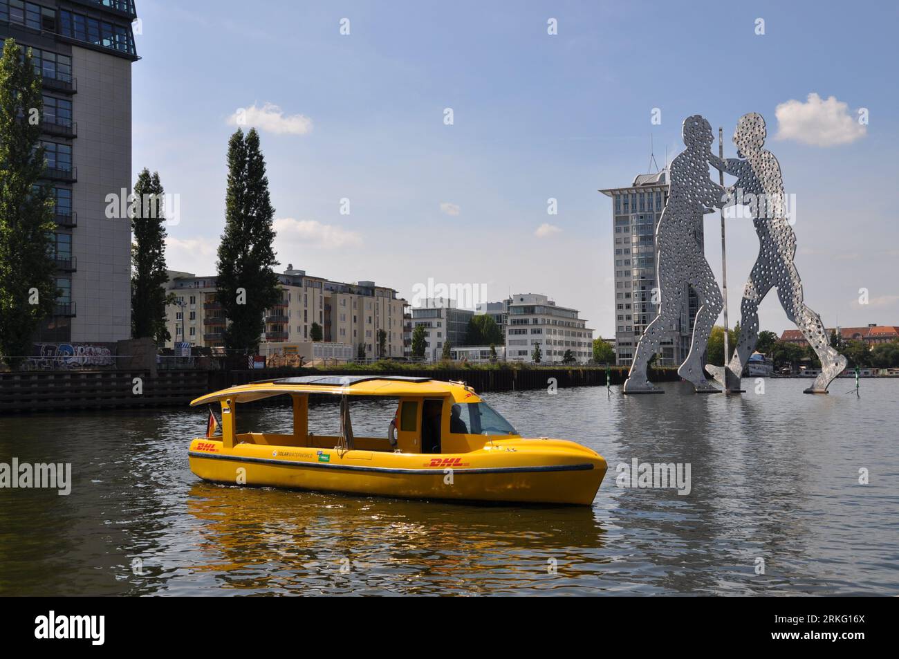 Berlin, Deutschland. August 2023. Ansicht eines elektrisch betriebenen Solarschiffs der Deutschen Post DHL auf der Spree, Berlin, 24. August 2023. Die Deutsche Post DHL Group wird den Pakettransport auf dem Wasserweg in Berlin weiter ausbauen. Kredit: Zapotocky Ales/CTK Photo/Alamy Live News Stockfoto